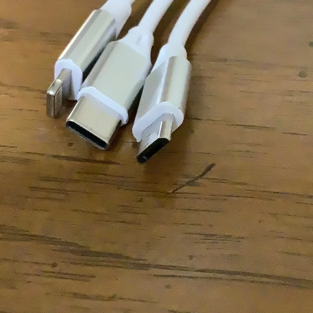 🦋 Telescopic three data cables in one, white.
